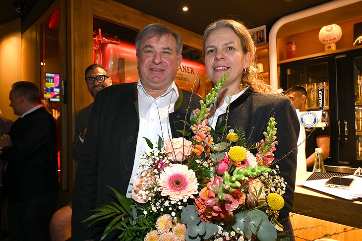 Christine und Lorenz Stiftl in ihrer Zum Stiftl Paulaner Sportbar (&copy;Foto: Ingrid Grossmann)